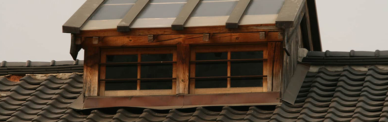 Moderní vikýř zasazený do hřebene střechy