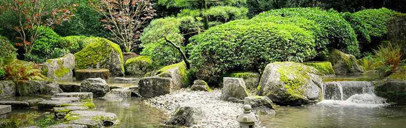Zenová zahrada s vodní plochou a vodopádem.