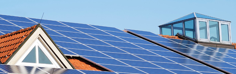 solární panely na celé ploše střechy