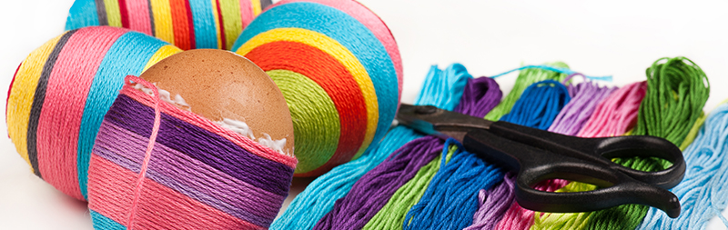 Vajíčka zdobená barevnými bavlnkami